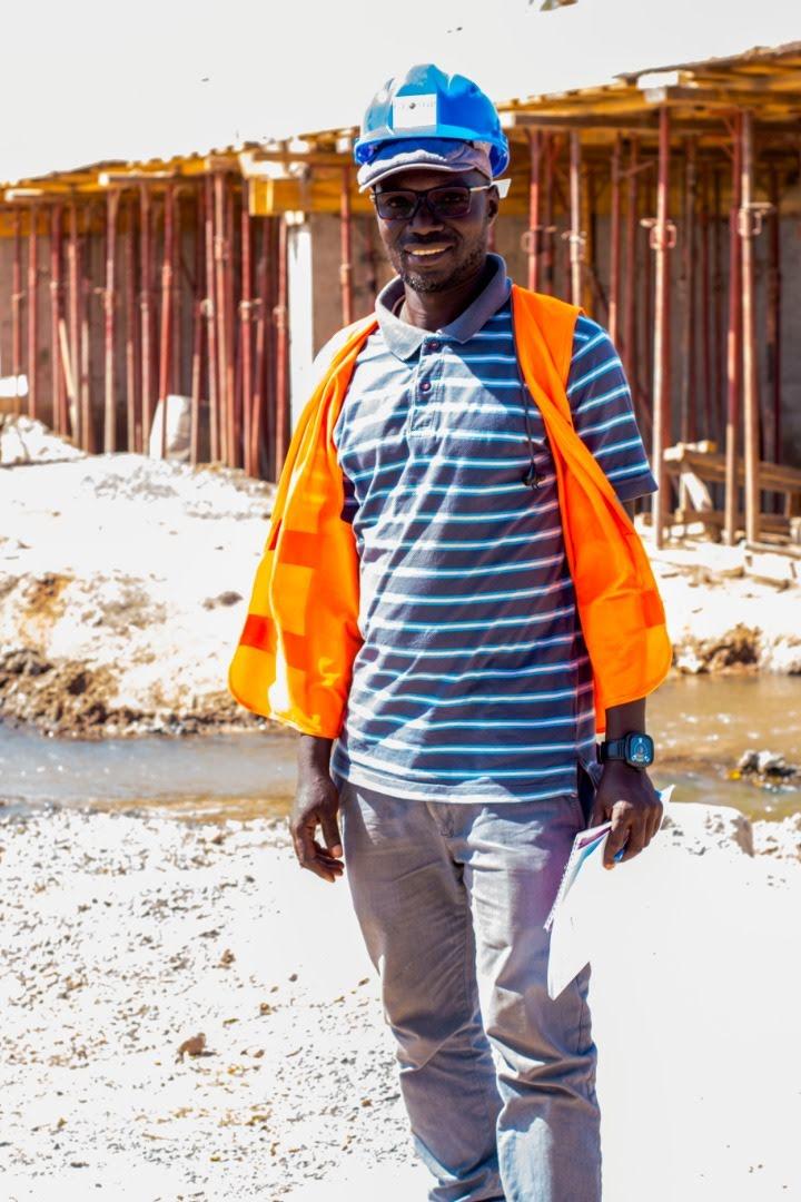 Ingénieur sur un chantier de génie civil, casque et gilet de sécurité
